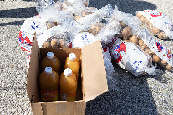 2022foodpantry-109
